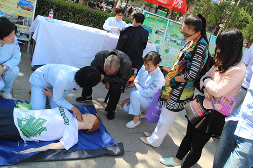 省人民医院医护人员在教市民心肺复苏急救